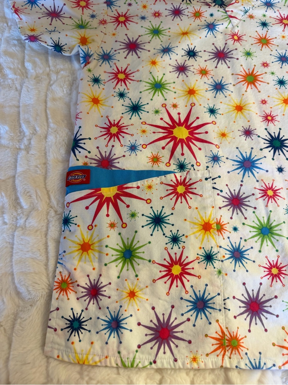 White & Blue Scrub Set With Multicolor Starburst Pattern - Picture 4 of 12